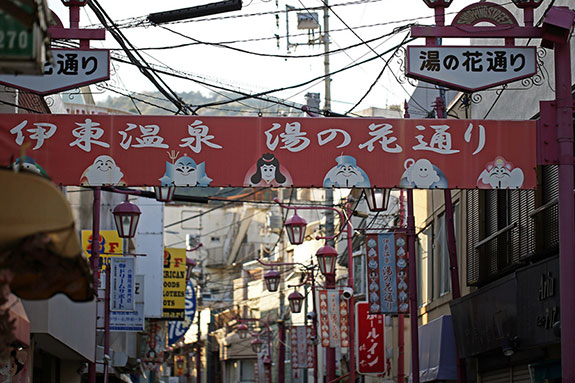 本州No1の湯量を誇り、源泉かけ流しと七福神めぐりが楽しめる