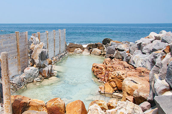 海と一体化する絶景露天風呂・足湯