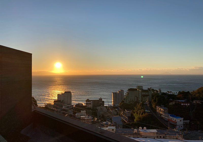 最上階の露天風呂からの朝日