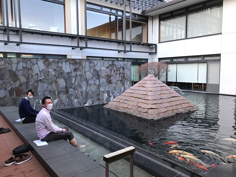 ホテル内の足湯でリフレッシュ