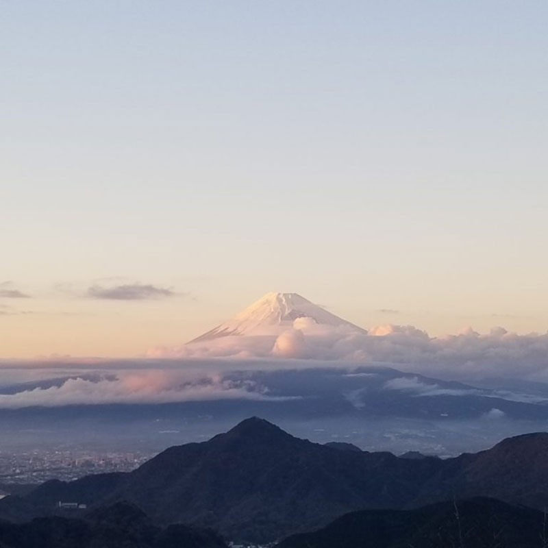 葛城山頂で富士山の撮影を楽しむ