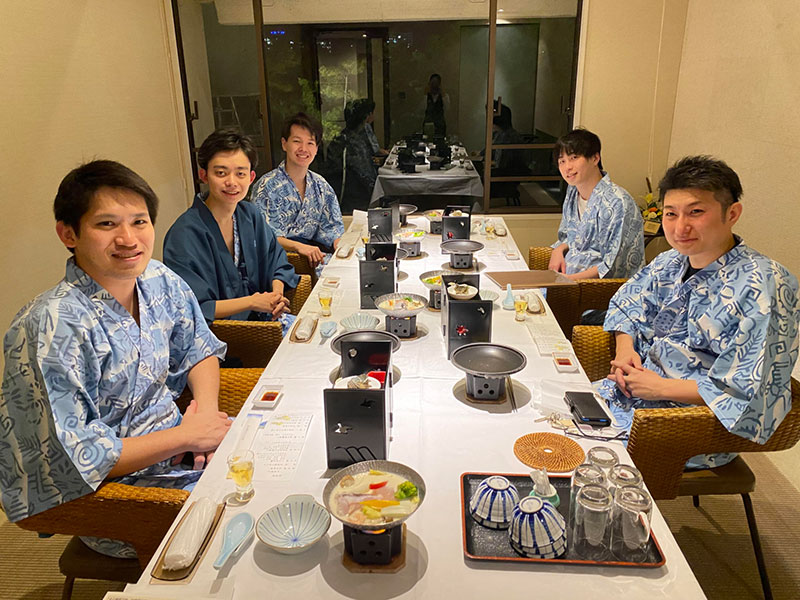 業務終了後はホテルで懇親会