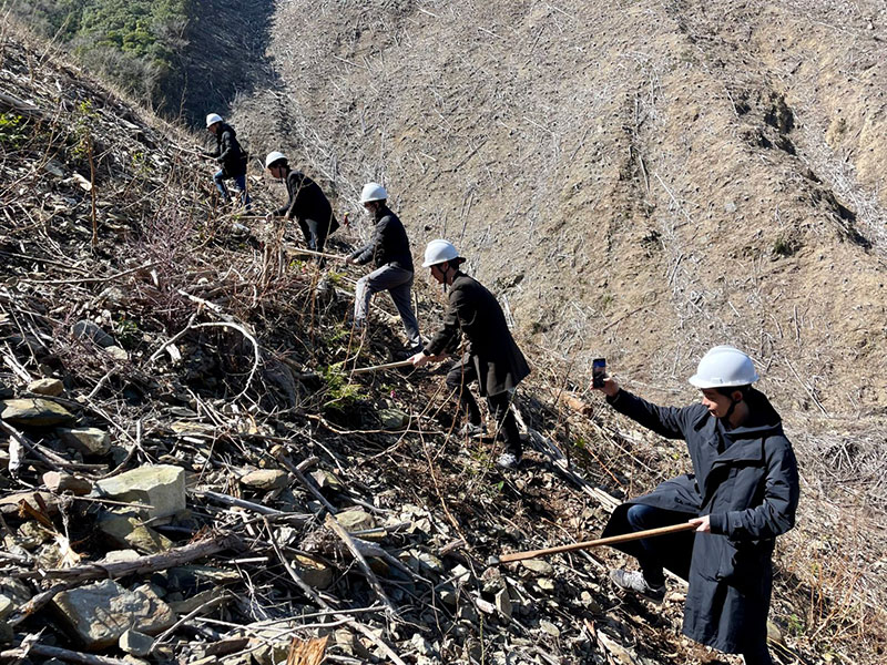 植林作業を体感。自然災害の予防になります