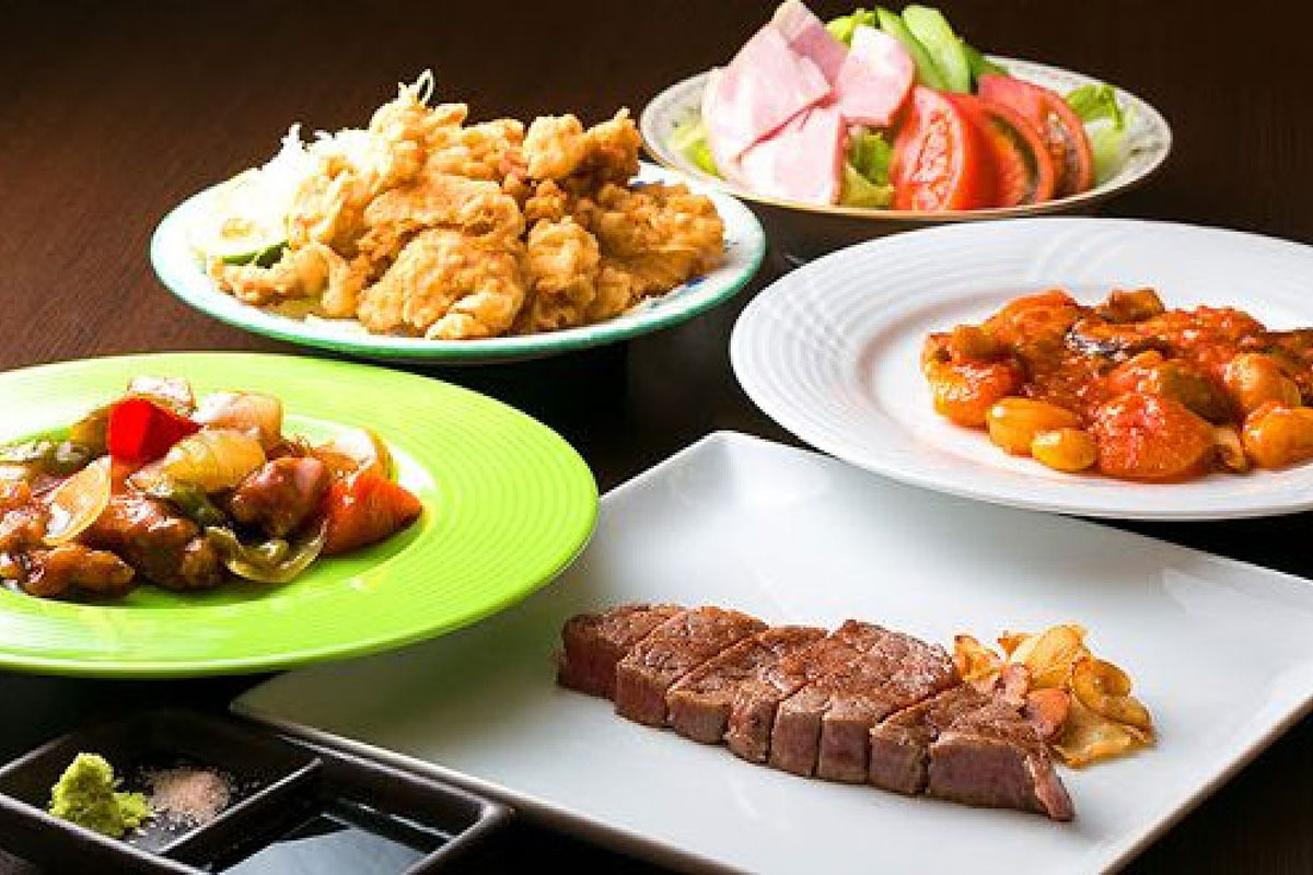 館内での夕食提供は無しですが、周辺の名店での夕食提供が可能。（写真はみつばグリル）