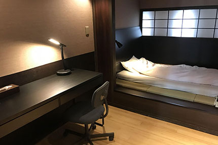 TOJIルーム　シングルルーム　8㎡　水回りは無し　ワークデスク・ライト・空気清浄機