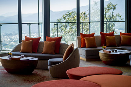 アジュール　別府湾が望める宴会場は様々なレイアウトが可能。モニター付き。