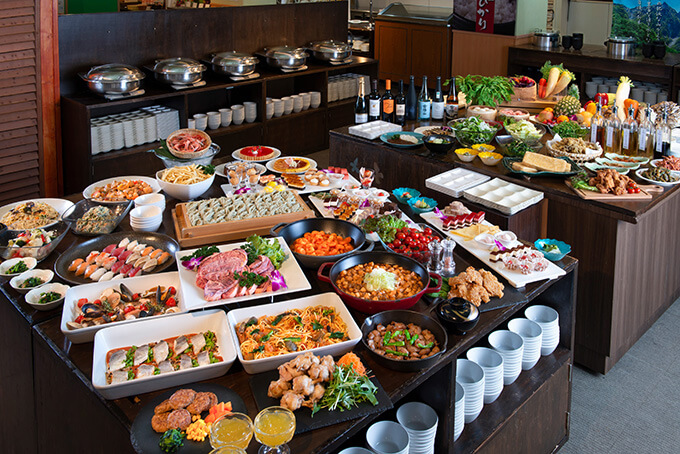 新潟県産食材をふんだんに使ったホテル自慢のディナーバイキング。