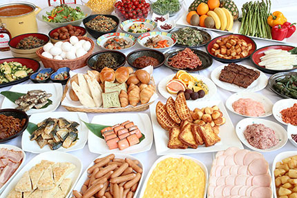 フレンチトーストやご当地グルメのきりざいなど名物いっぱい、和洋バイキング。