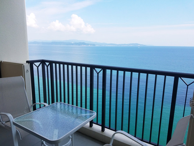 客室バルコニーとデッキチェア