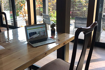 コミュニケーションルームの机