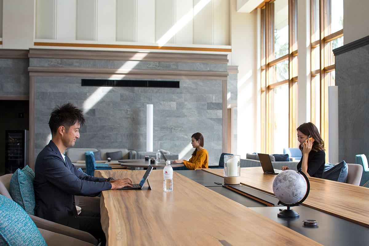 ご宿泊者様ならワーキング目的でもご利用いただけるラウンジです。