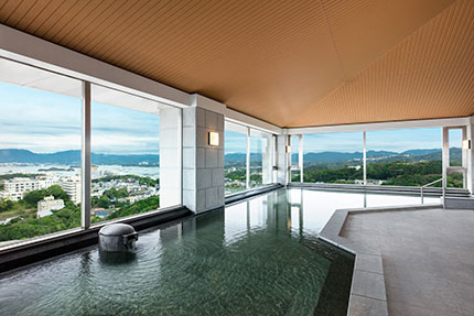 日本三古湯の一つに数えられ、歴史書「日本書紀」にも登場する和歌山県南紀白浜温泉。