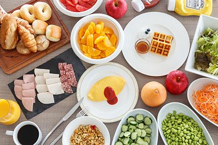 太平洋を望む空間で、和洋さまざまに備えたリゾートの朝食をお楽しみください。