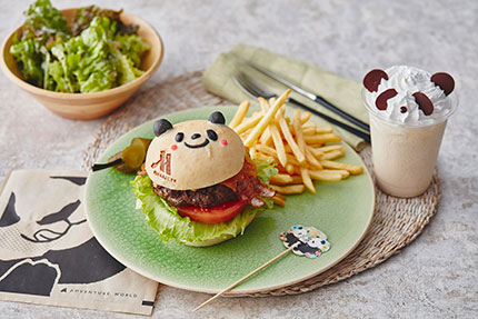 心地よいソファとテーブルが並ぶ開放的なスペースで、お好きな時に、カジュアルなお食事やドリンクをお楽しみいただけます。