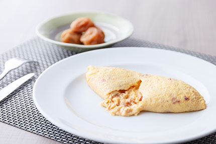 梅しそを入れて焼き上げる白浜ローカルオムレツ