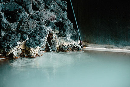 箱根特有の白濁温泉です