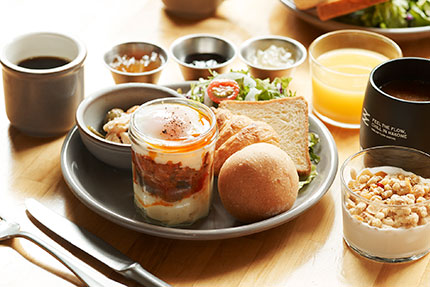 心まで満たされるボリュームたっぷりの朝食。パンは食べ放題、ドリンクは飲み放題です