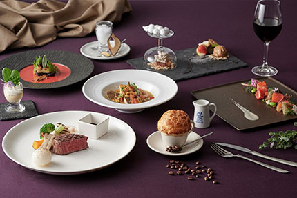 熟成肉をはじめとしたジューシーなグリル料理や、地元・信州の契約農家から届く新鮮な野菜を使用した軽井沢ならではのお料理で、リゾート感溢れるダイニング体験をご提供いたします。