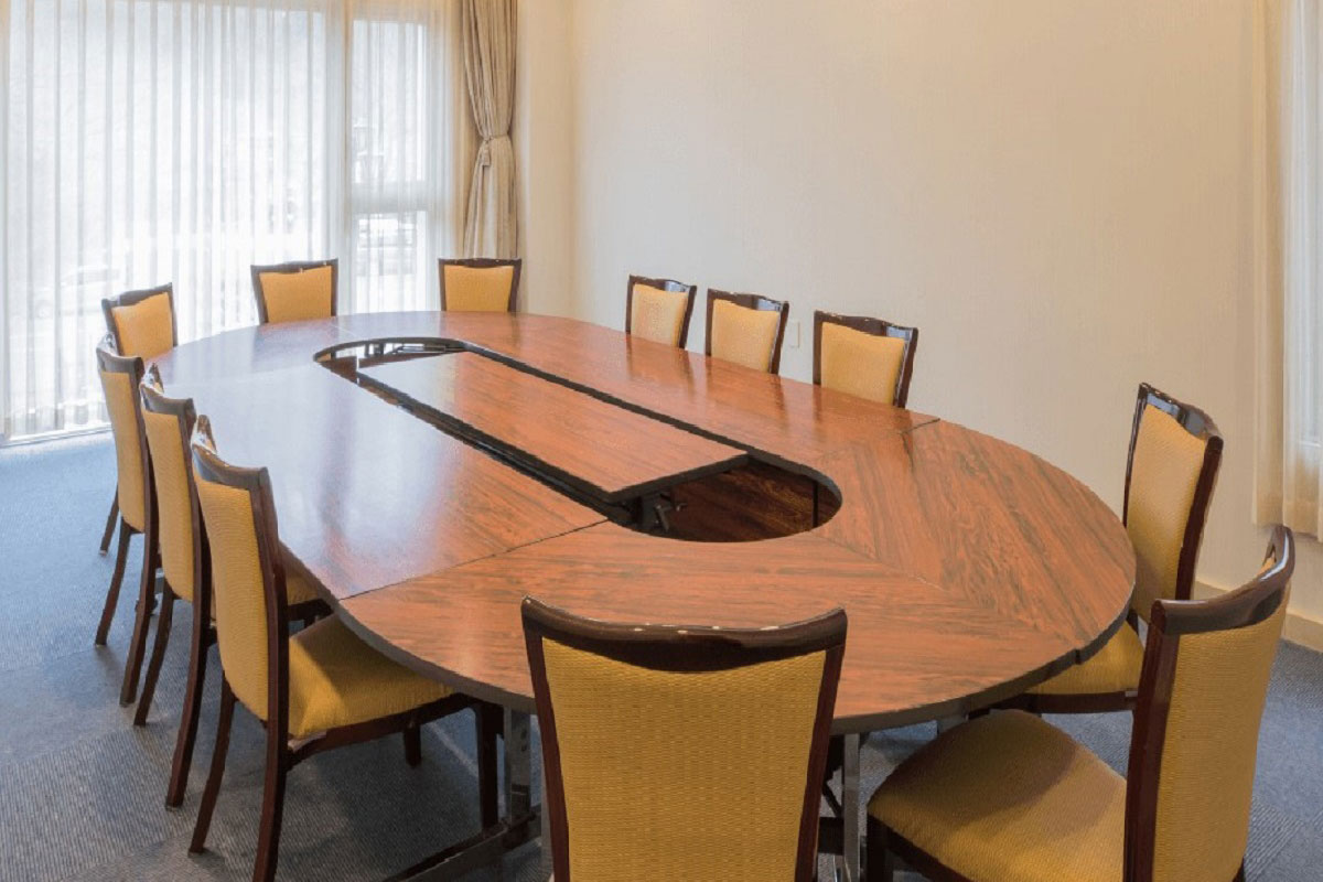 12名収容可能な小会議室