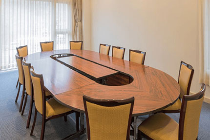 12名収容可能な小会議室