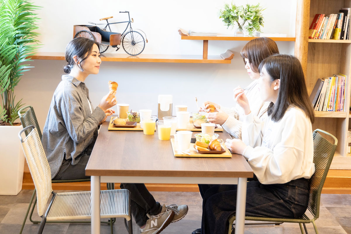 明るい雰囲気のコモンダイニングで提供