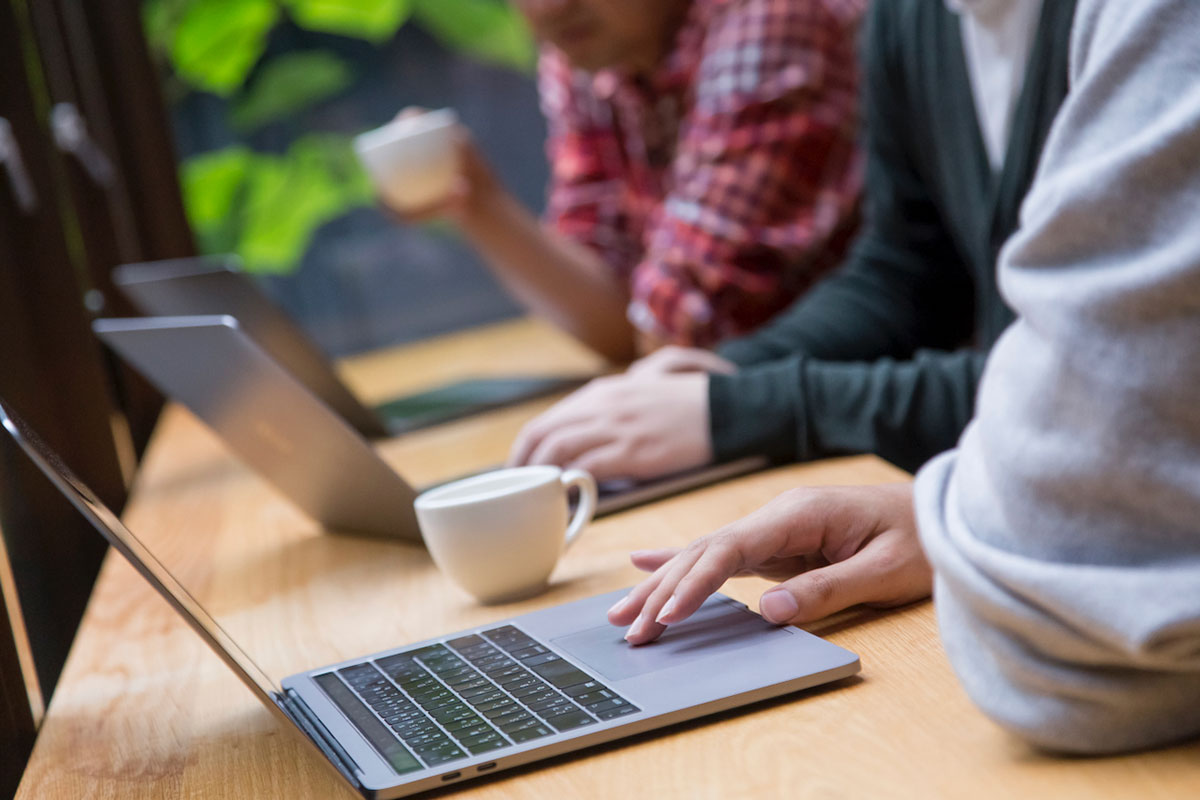 窓際のカウンターテーブル