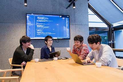 ラウンジの大型テレビはPCにつなげて利用可能