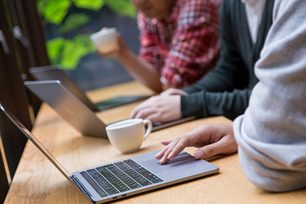 窓際のカウンターテーブル