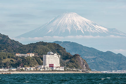 駿河湾からの駿河健康ランドと富士山