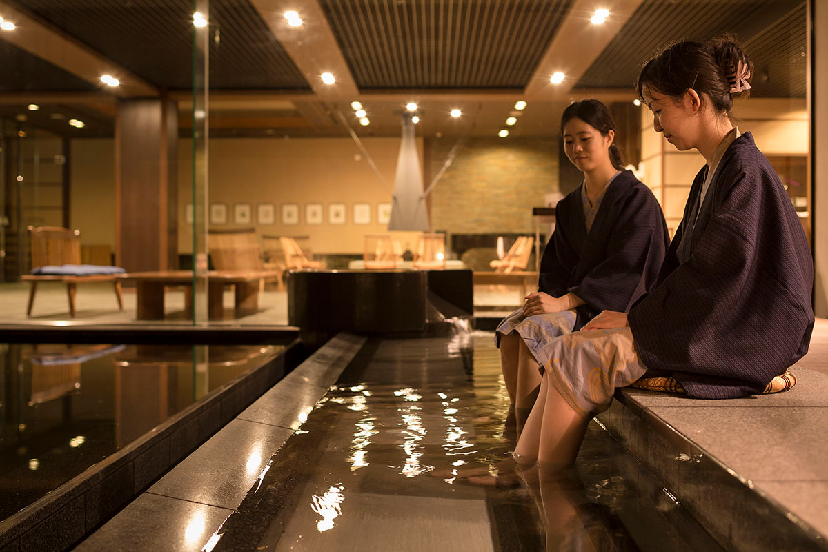 中庭を眺めながら、由緒あるいで湯「健身湯」を楽しめる足湯テラス。