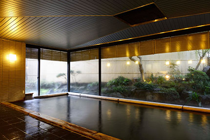 その昔東郷平八郎元帥がこよなく愛され、自ら筆をとって「健身湯」と命名された由緒あるいで湯。