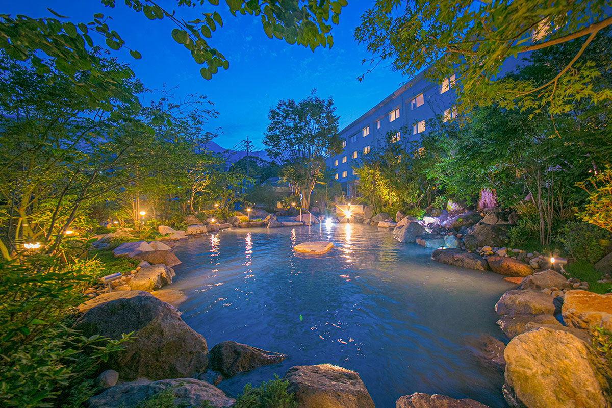 水着で楽しめる緑豊かな庭園露天風呂